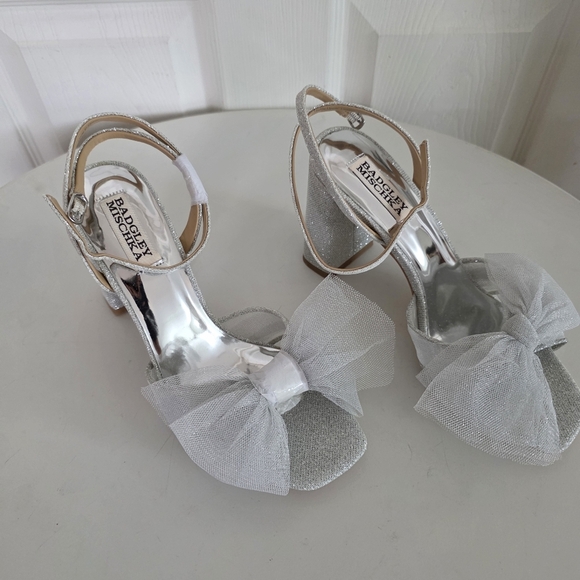 NWT Badgley Mischka Metallic Silver Tess Sandal - Picture 3 of 7